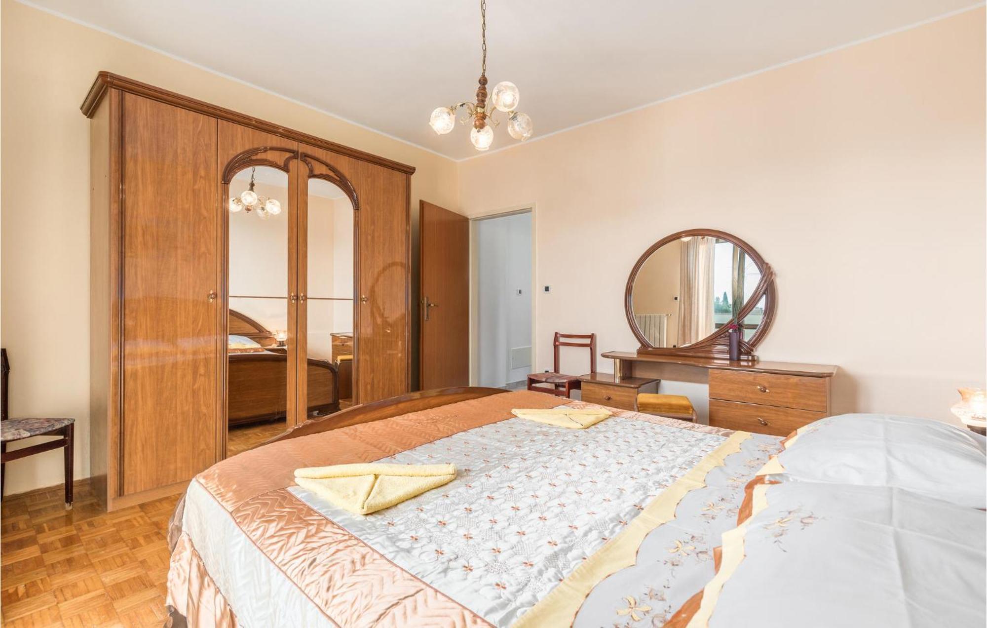 Beautiful Home In Visnjan With Wifi エクステリア 写真