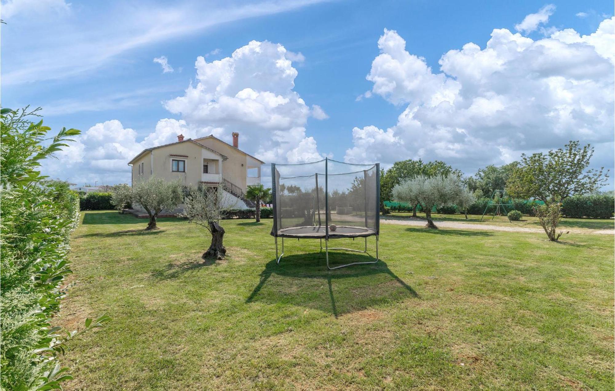 Beautiful Home In Visnjan With Wifi エクステリア 写真
