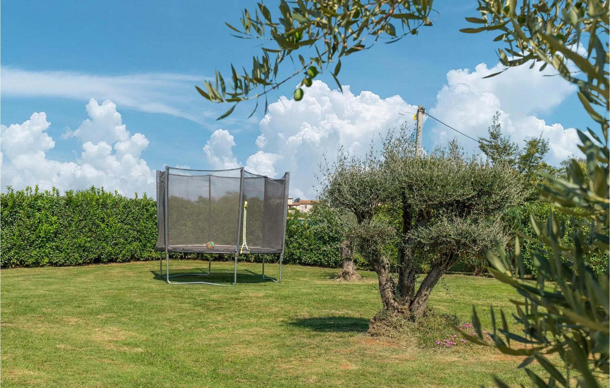 Beautiful Home In Visnjan With Wifi エクステリア 写真